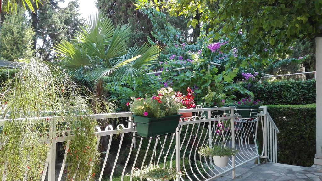 Garden Apartment Kastela Exterior photo