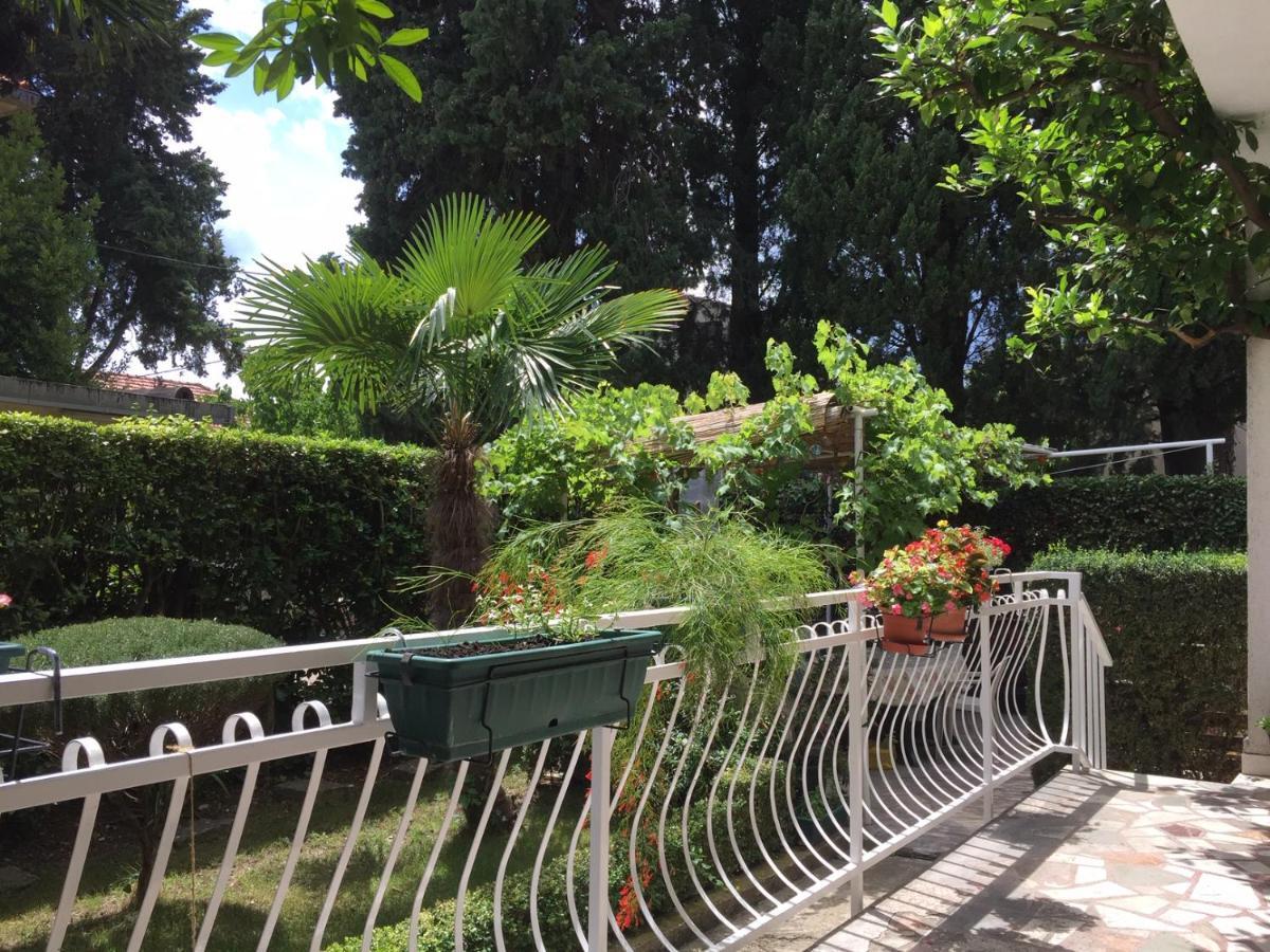Garden Apartment Kastela Exterior photo